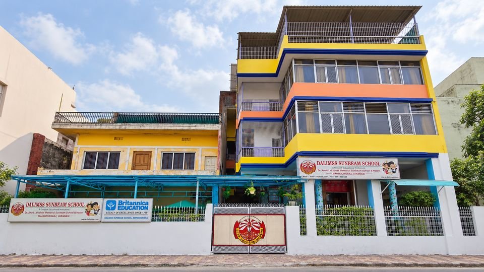 Dalimss Sunbeam Mahmoorganj, the school building and gate